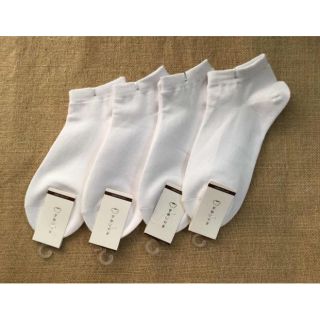 1 đôi tất vớ cổ ngắn cho nam và nữ. Hàng Loại 1 nha.có 2 màu trắng và đen nha