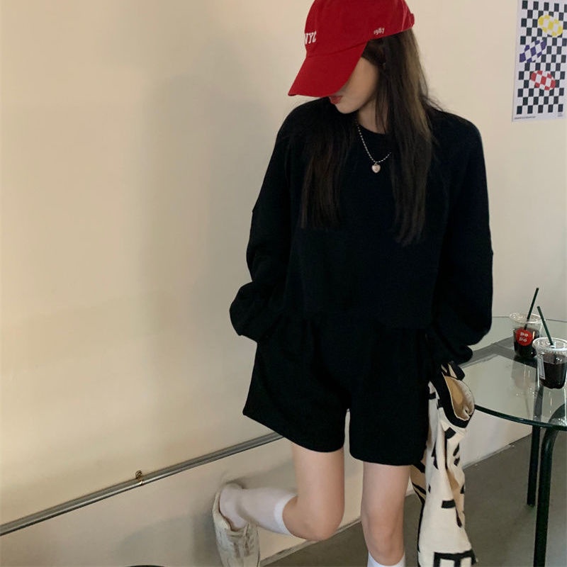 Bộ đồ thể thao IELGY gồm áo sweater tay dài phối quần short thời trang cho nữ