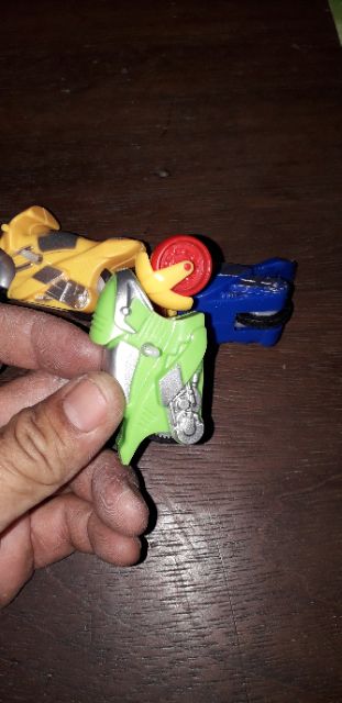 Một chiếc siêu xe mô tô chạy chớn bằng nhựa rất đẹp V12c