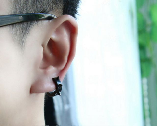 Bông tai gai inox sơn đen cá tính