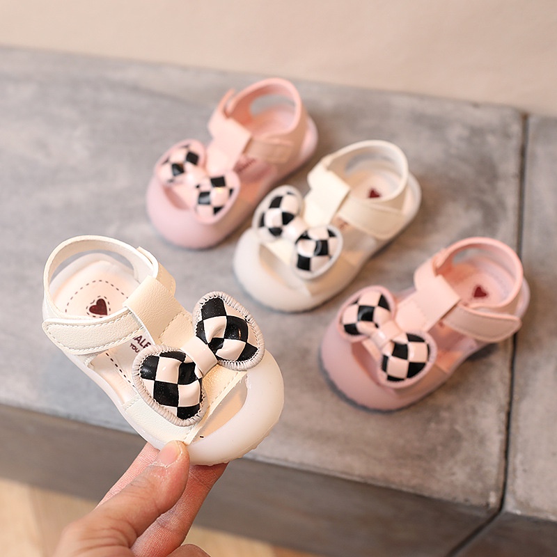 Dép sandal tập đi cho bé dễ thương gắn Nơ caro đen-trắng chống vấp đế chống trơn trượt kiểu dáng Hàn Quốc M887