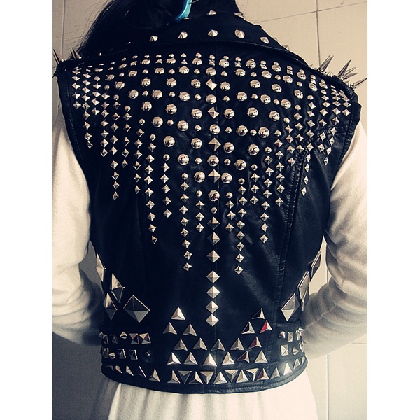 Đinh Kim Tự Tháp Màu Đen Nhiều Kích Cỡ Đa Dạng Dùng Trang Trí Bánh Xe