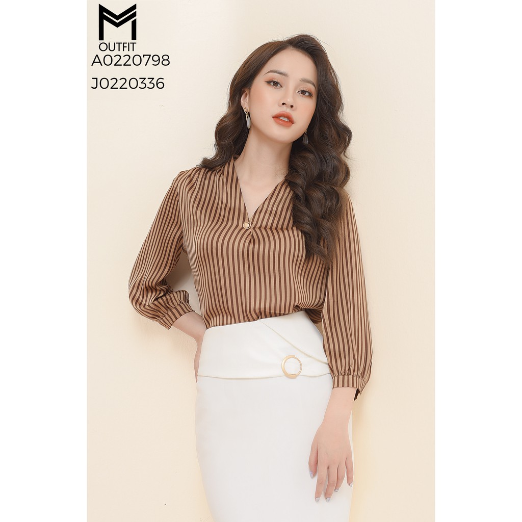 Chuyên sỉ thời trang thiết kế Áo sơ mi suông kẻ cổ kiểu đính cúc kim loại MMoutfit A0220798