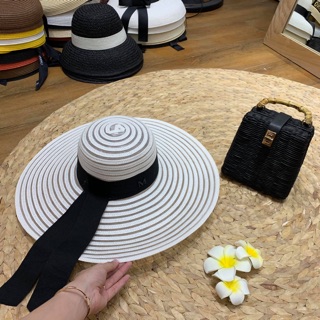 Mũ vành rộng nơ