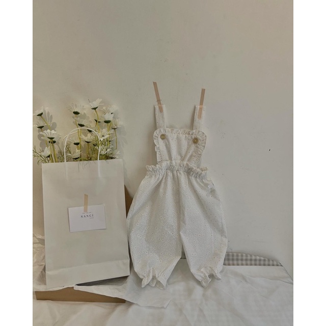 Yếm hoa cúc vân nổi em bé Nanci room