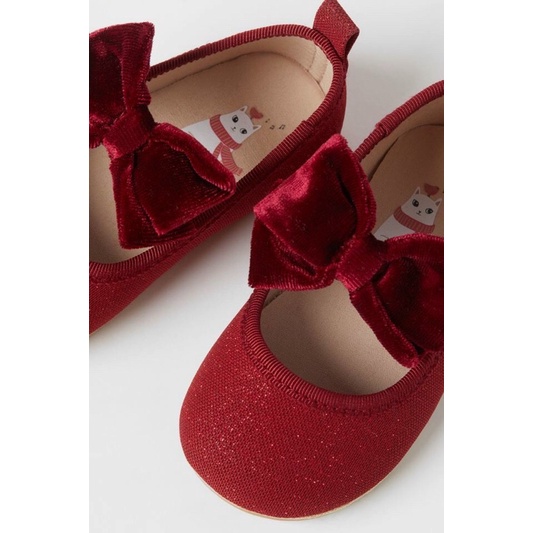 Giày đỏ bé gái