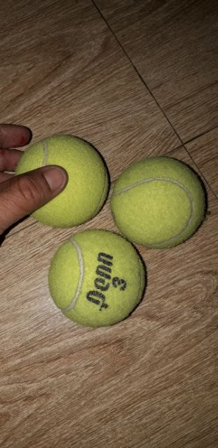 Một quả banh tenis đã qua sử dụng nhưng vẫn còn đẹp