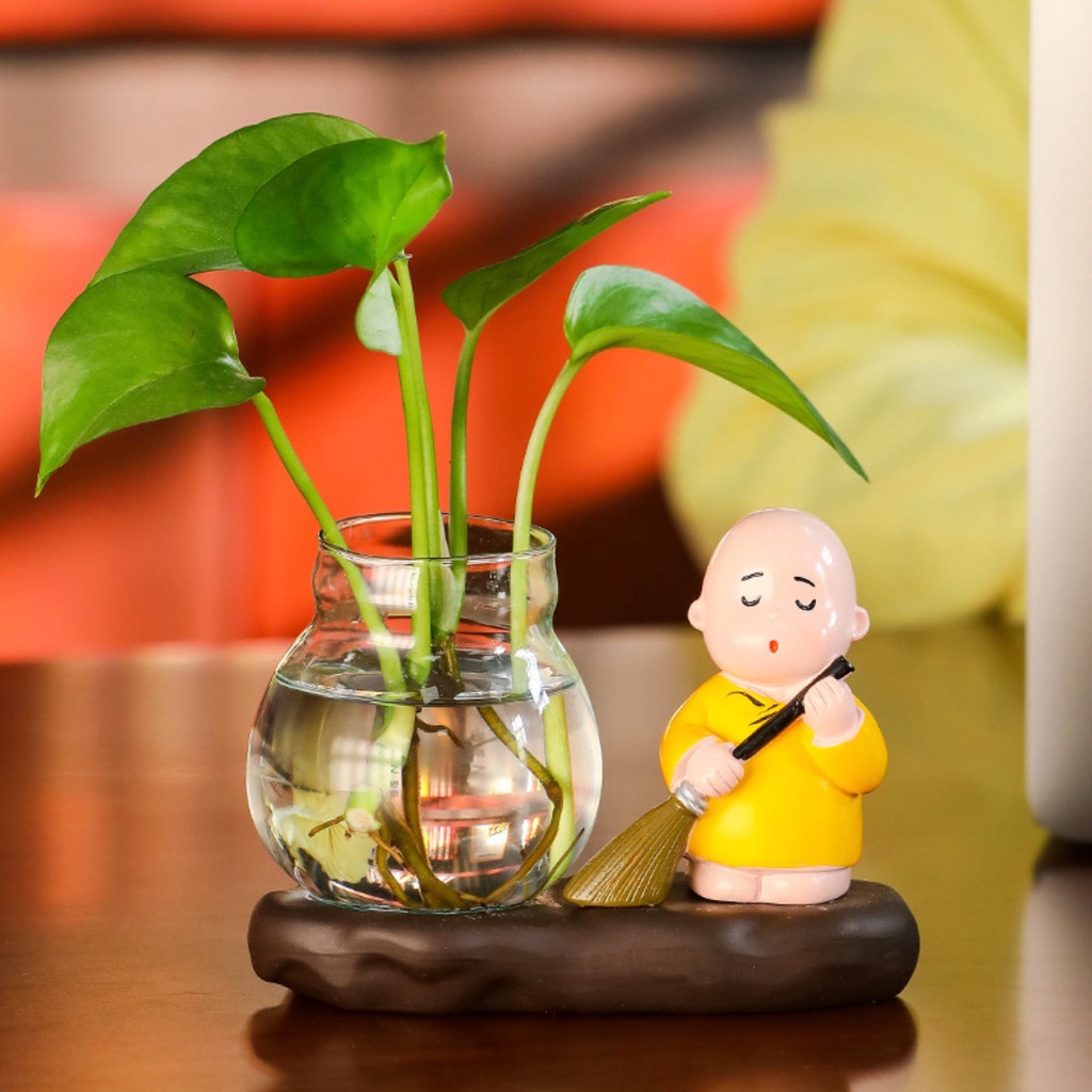 Bình thủy sinh chú tiểu áo vàng quét lá, chống gậy đặt bàn làm việc thư thái an yên