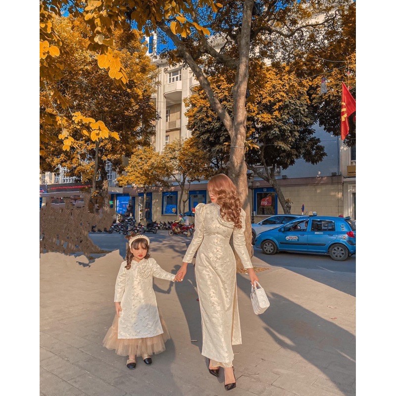 Áo dài gấm mẹ và bé thiết kế tết