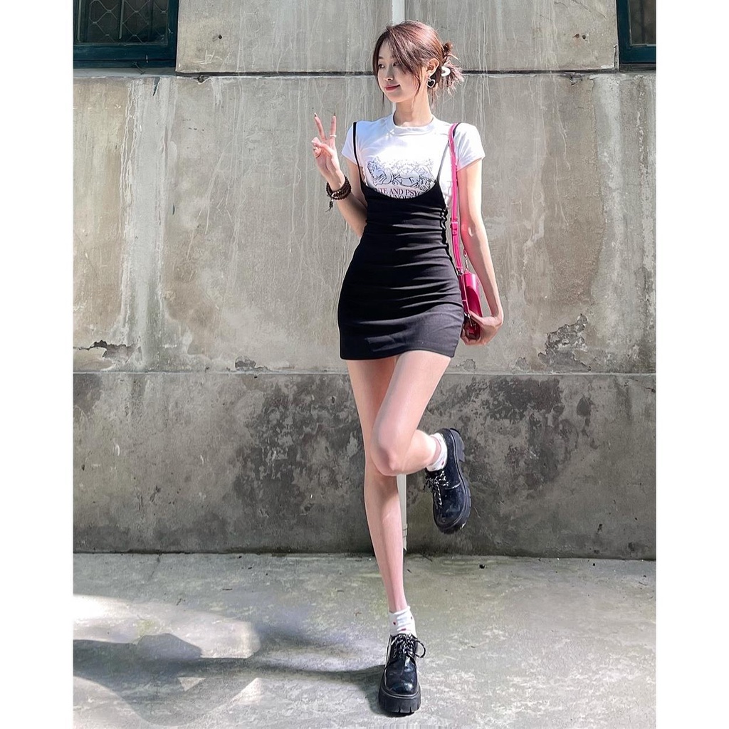 Áo thun tay ngắn dáng ôm và chân váy ôm có thắt lưng màu đen cho nữ