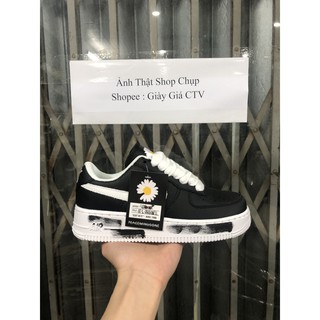 Giày sneaker đen hoa cúc