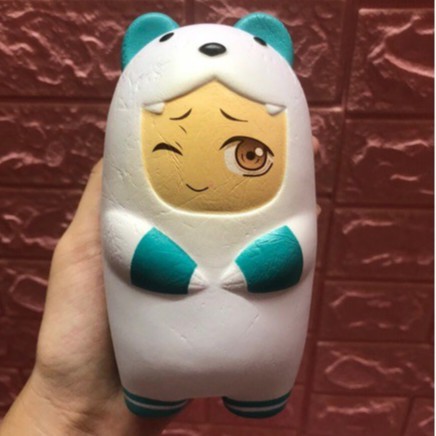 SQUISHY CẬU BÉ TRẮNG NHÁY MẮT ĐÁNG YÊU MẶC ÁO KHOÁC GẤU SIÊU DỄ THƯƠNG BÁN LỖ-SQUISHY GIÁ RẺ