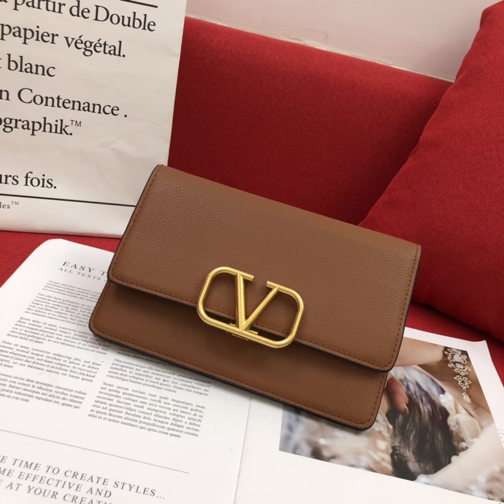 bóp, ví cầm tay Valentino thiết kế mới năm 2020 với chất liệu da thật cao cấp