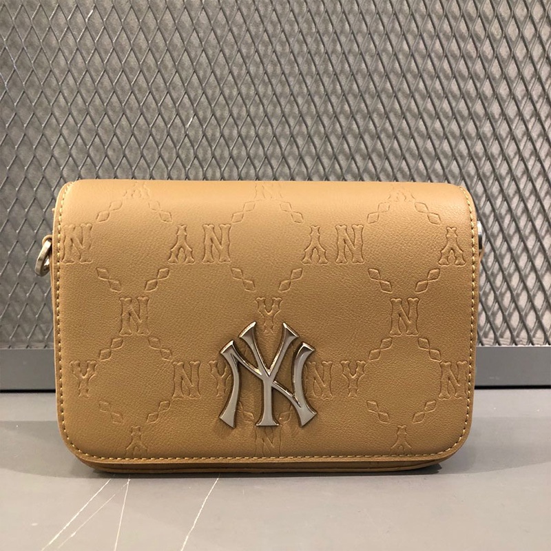 Túi đeo chéo MLB hình vuông cỡ nhỏ đính phụ kiện kim loại hình logo NY thời trang Hàn Quốc 2021