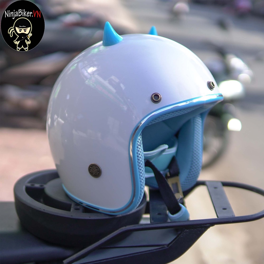 Nón bảo hiểm NTMAX màu trắng lót xanh tặng kèm sừng mini màu xanh