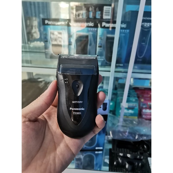 💎 Máy cạo râu Panasonic ES-3831 sử dụng 2 pin AA