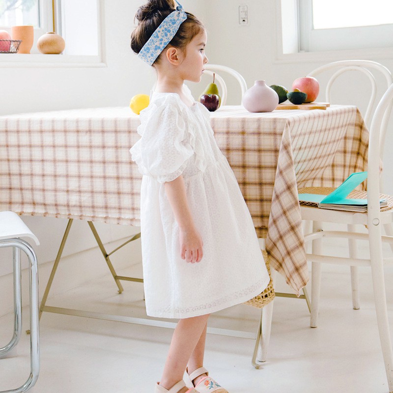 Váy bé gái Hàn Quốc Bebezoo _ Váy trắng cổ vuông