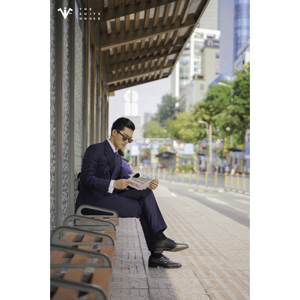 Bộ vest nam xanh navy sẫm kẻ caro, 4 khuy 3 túi, vạt nhọn, ve xếch, chất wool The Suits House