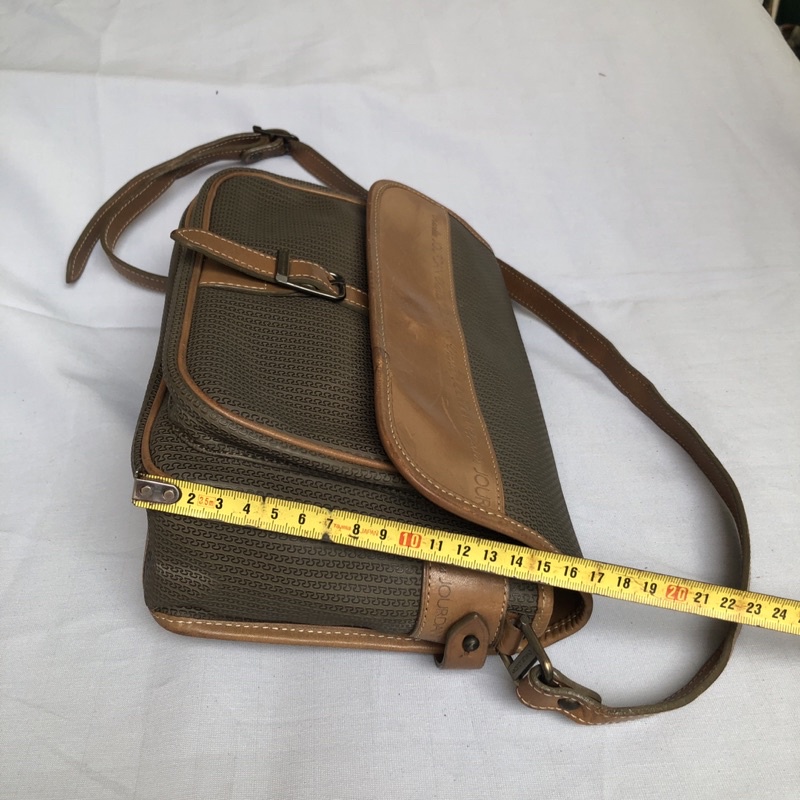 Túi chuẩn si. Túi qua sử dụng. Khách vui lòng xem hình nếu muốn biết thêm thông tin sản phẩm mời khách vô chat. Thanks .