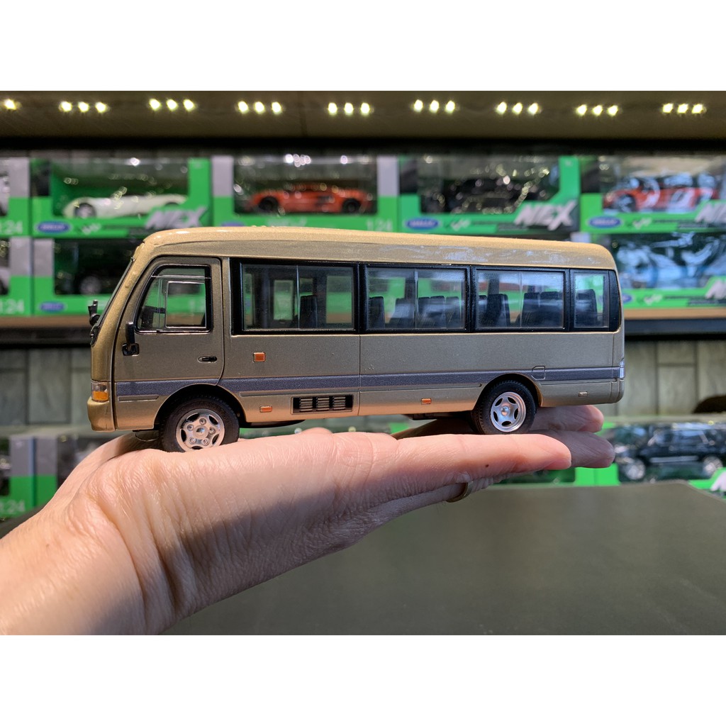 Mô hình xe Bus Toyota Coaster CMB tiỉ lệ 1.32