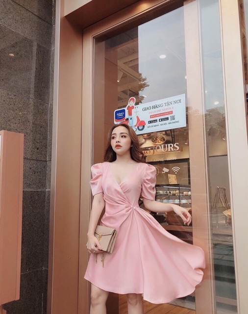 Đầm dự tiệc phi cổ V cài trâm | BigBuy360 - bigbuy360.vn