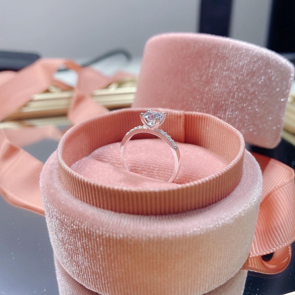 Nhẫn bạc ý 4 chấu nạm đá tinh tế, nhẫn cầu hôn nạm đá sáng sang tay