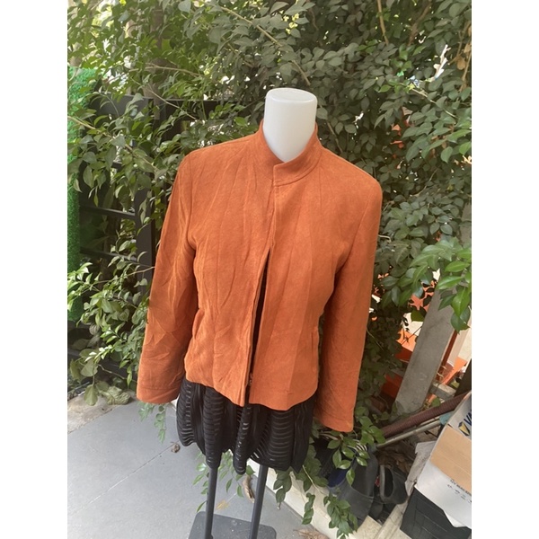 áo khoát dạ màu cam dáng ngắn