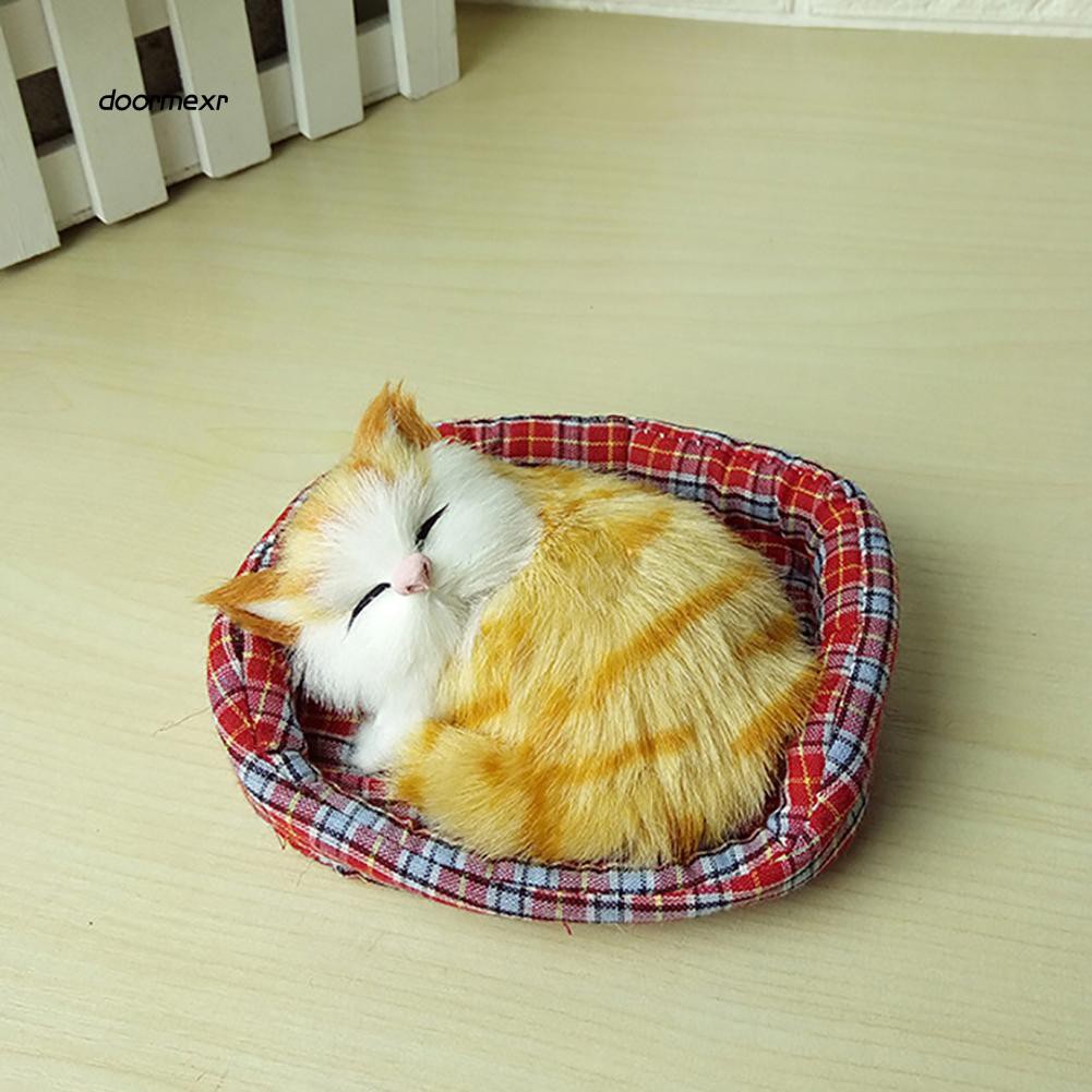 Mèo nhồi bông nằm ngủ trên thảm ngủ trải giường đáng yêu