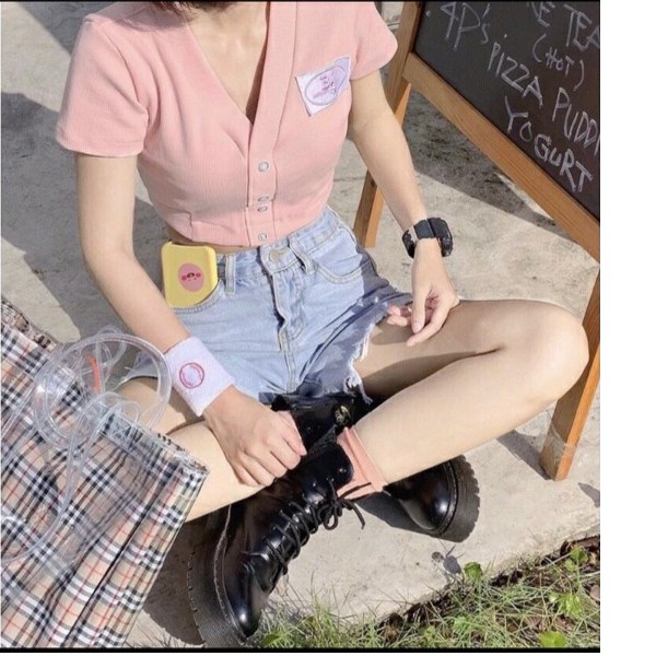 Áo Thun Form Croptop Kiểu Cổ V Phói Nút Kèm Logo In Kiểu Phá Cách TTS0885