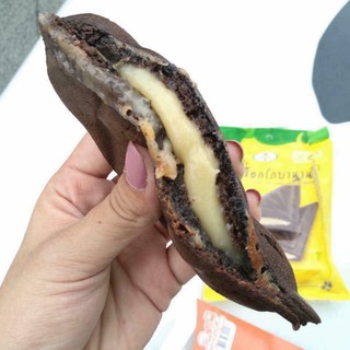 Bánh chocolate nhân kem vị chuối Thái