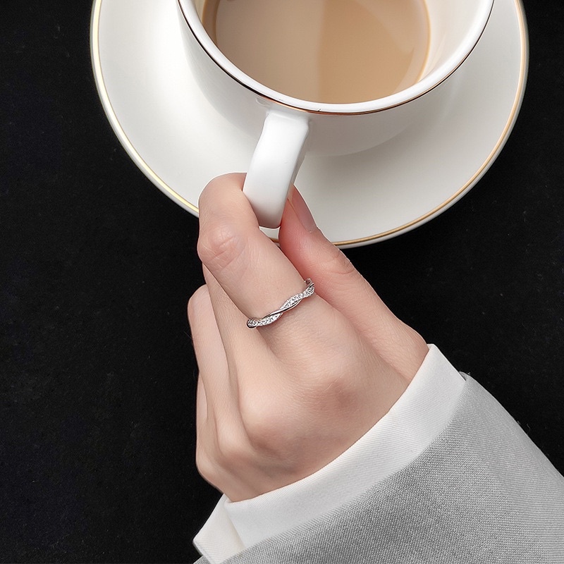 Nhẫn xoắn đính đá Choco Jewelry