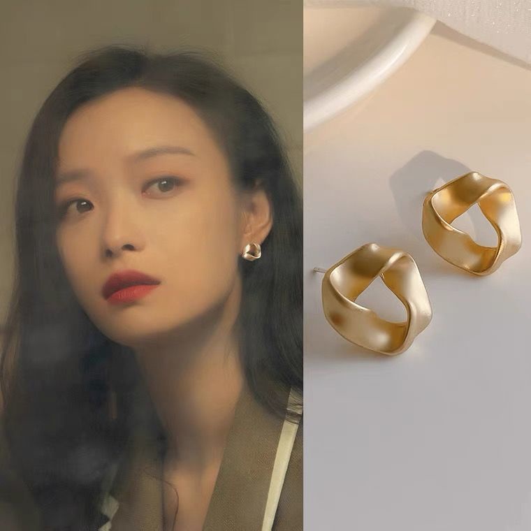 Khuyên Tai Hình Tam Giác Phong Cách Hong Kong Thời Trang 2022 Dành Cho Nữ