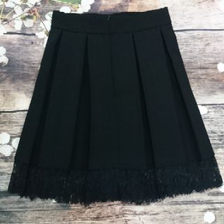 Chân váy xếp ly phối ren