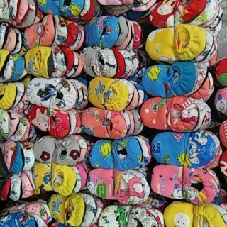Com bo 200 đôi giầy nỉ trẻ em