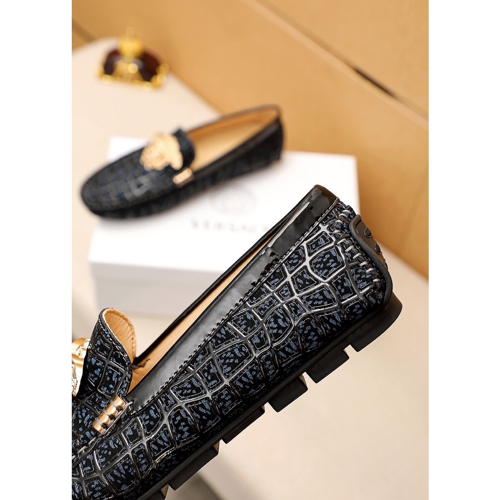 Giày lười nam cao cấp da thật VERSACE thiết kế sang trọng và nổi bật với mặt da được trang trí độc đáo, tỉ mỉ
