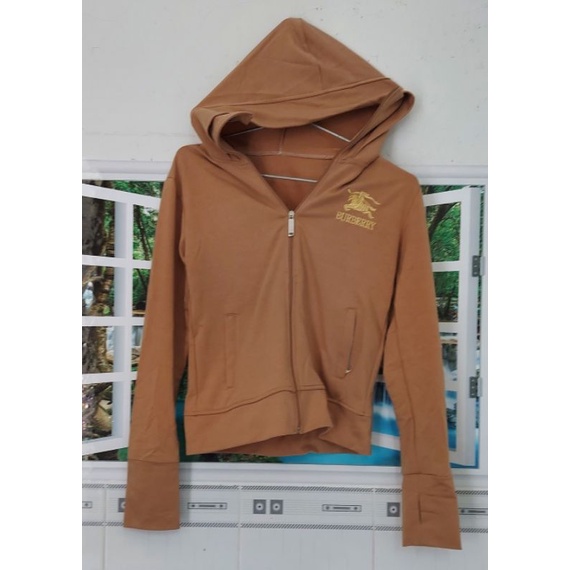 Áo khoác đi nắng si, vải thun màu da bò. Chất vải mịn, xịn. Size M (55kg trở về). Các túi có khóa kéo tiện lợi