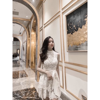 Váy ren trắng kèm đai lụa