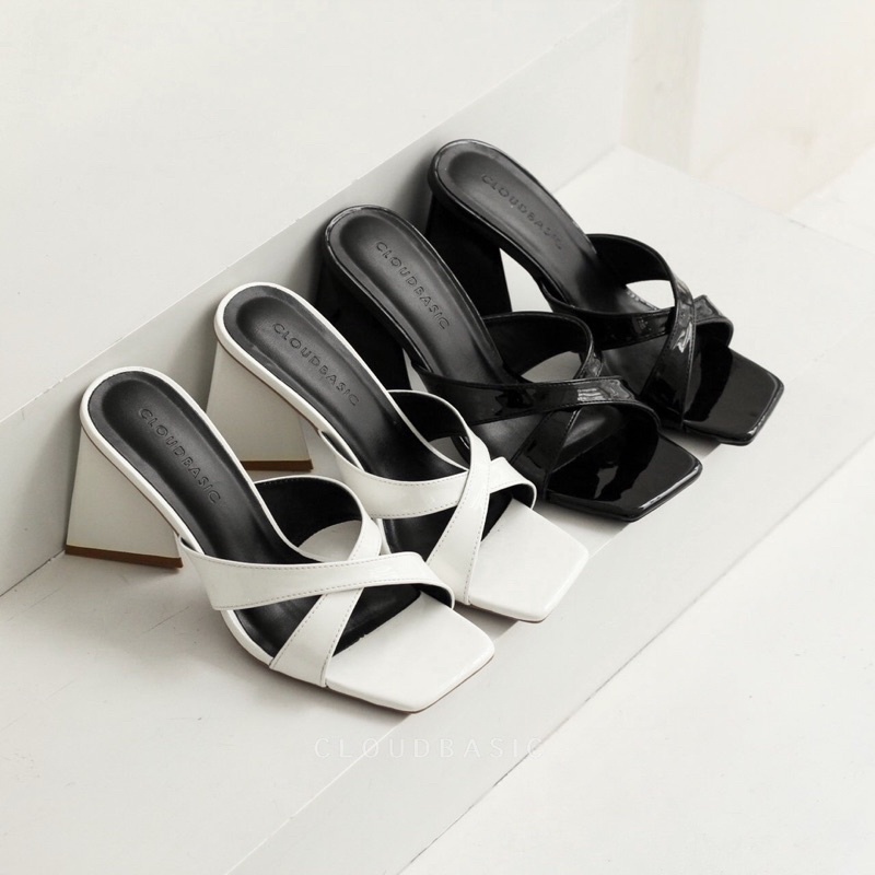 Giày gót quai chéo