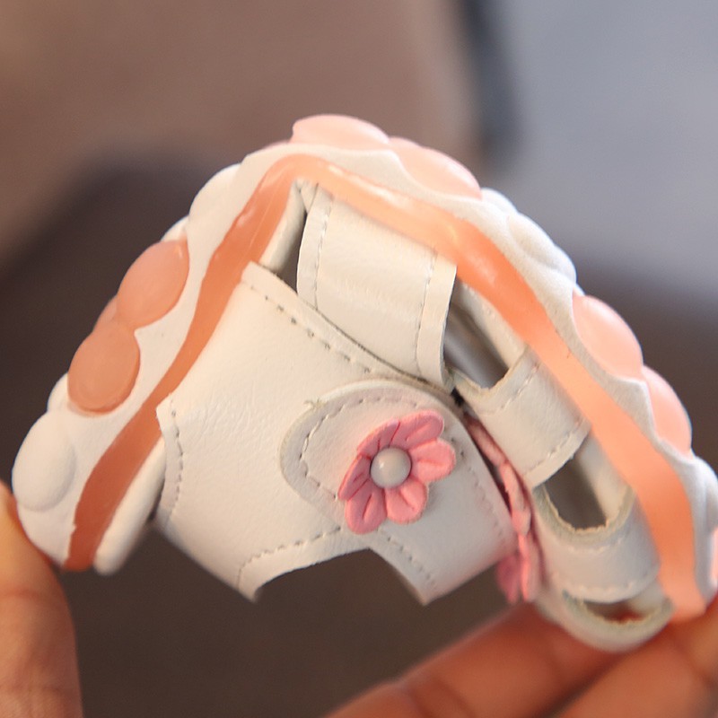 Sandal đính nơ và hoa có đèn LED cho bé