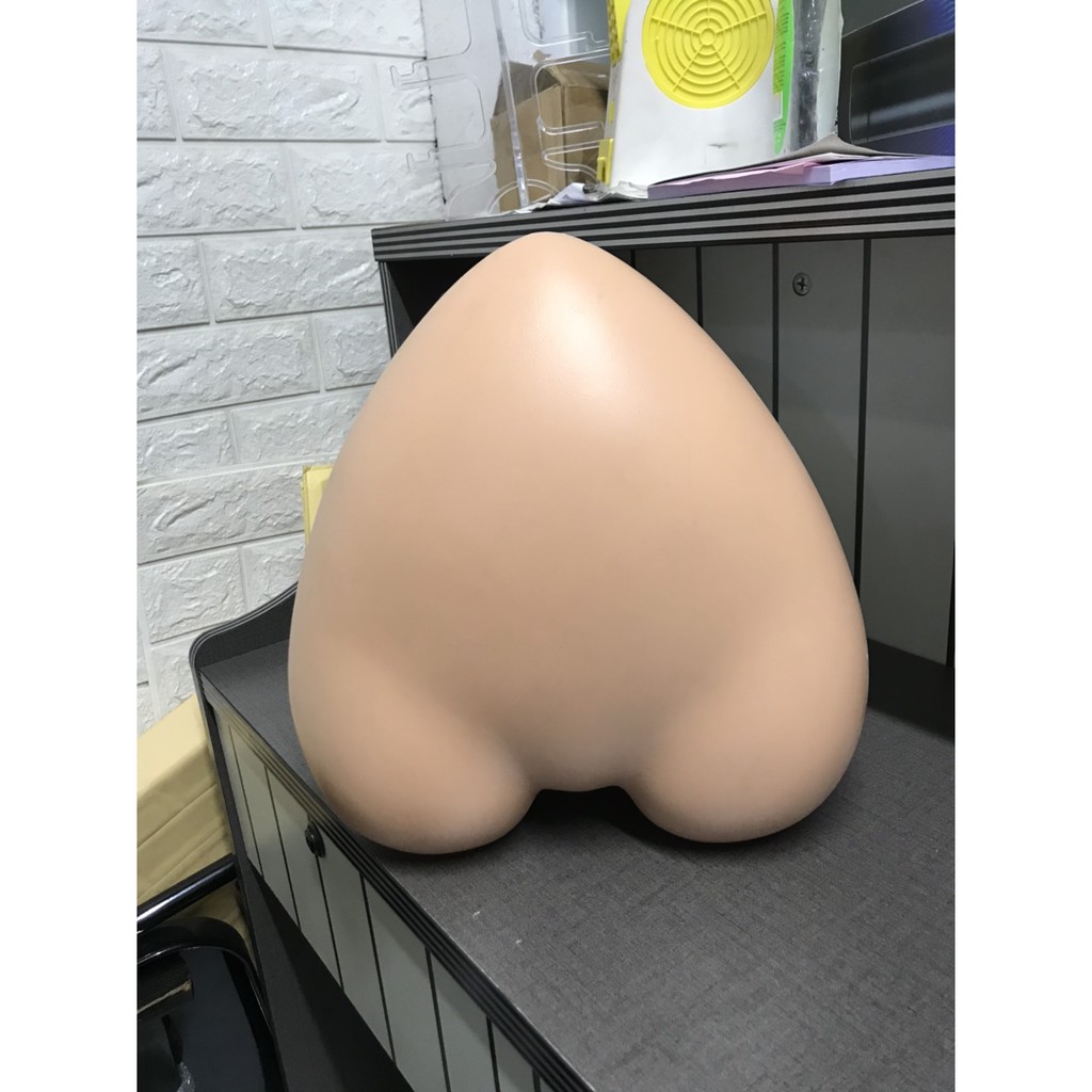 Mông trái tim trưng đồ lót màu trắng