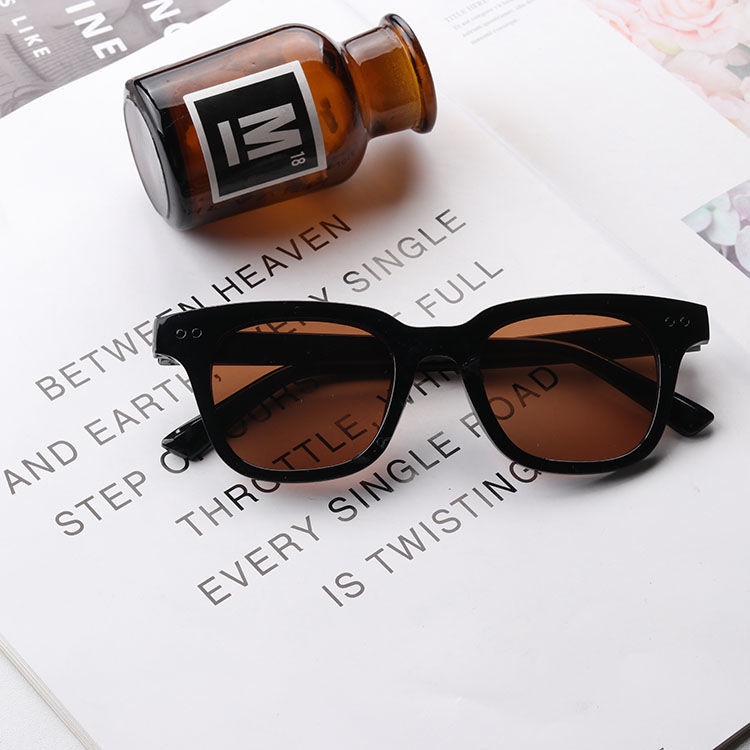 Kính Mát Gọng Vuông Phong Cách Thời Trang Cho Nam Và Nữ