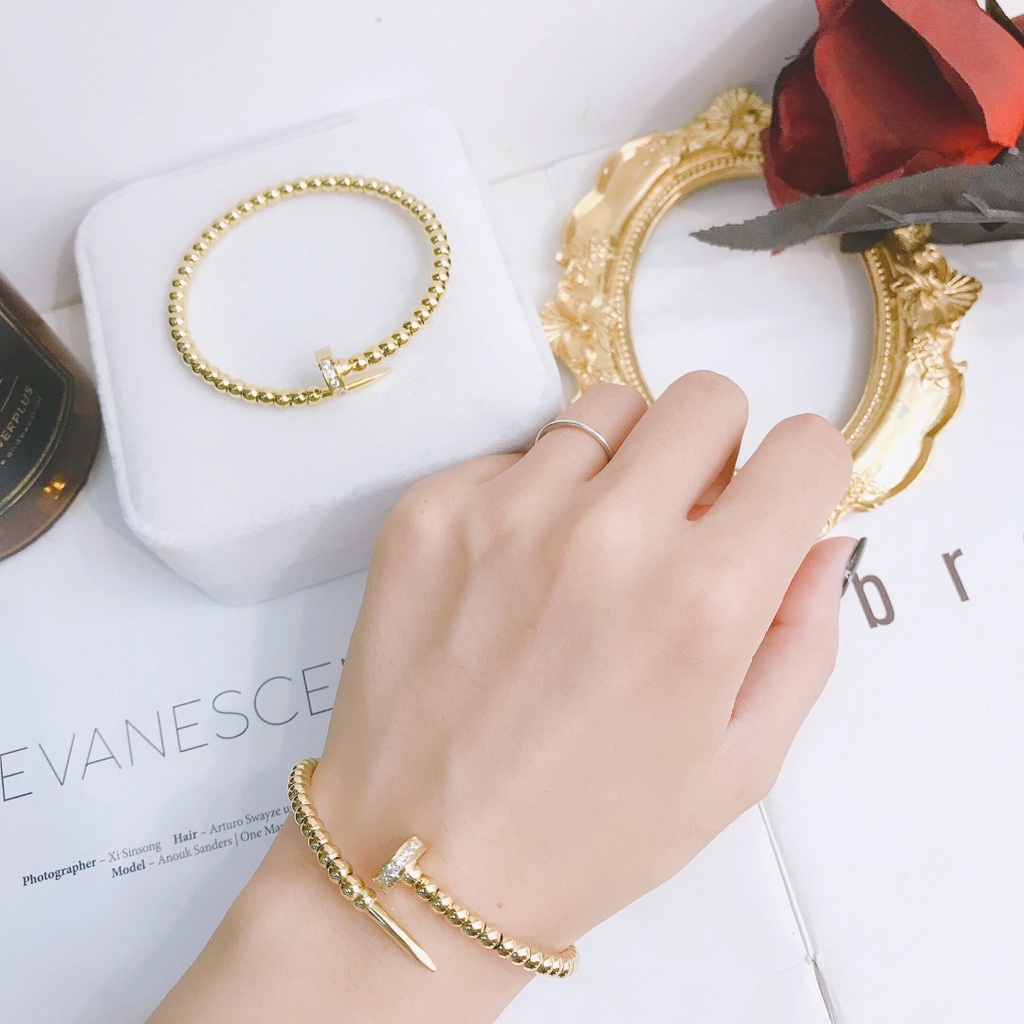 Vòng Đeo Tay Bằng Thép Titan Nhẹ Khảm Chữ Cartier Không Phai Màu Đơn Giản Cổ Điển Đa Ứng Dụng Sang Trọng Cho Nam Và Nữ