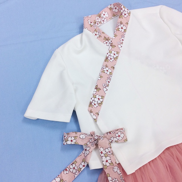 Áo Hanbok cách tân viền hoa