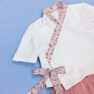 Áo Hanbok cách tân viền hoa