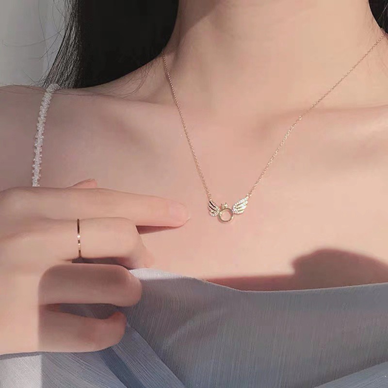 Vòng cổ thép titan mặt gắn hình đôi cánh nhỏ