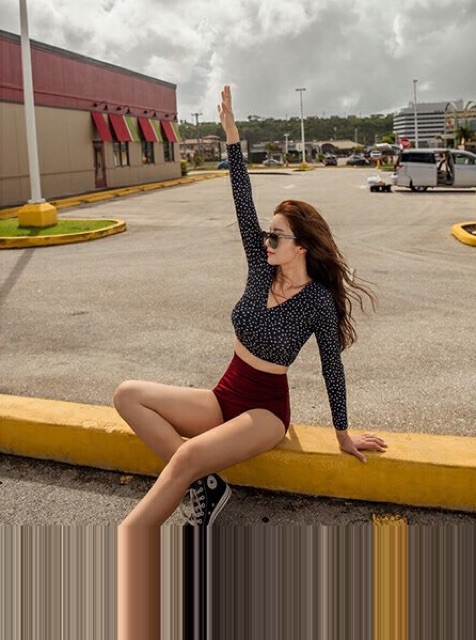 Bộ đồ bơi 2 mảnh ngàn sao huyền bí cùng hoàng hôn đỏ rực rỡ, sự kết hợp nhã nhặn đẹp sang chảnh quý phái | BigBuy360 - bigbuy360.vn