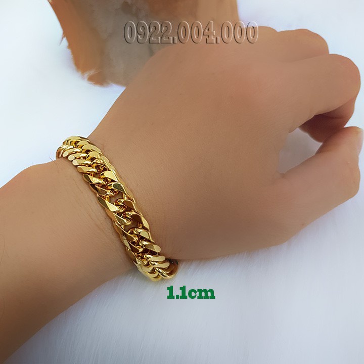 Vòng tay titan kiểu giác cạnh sang trọng lịch lãm.