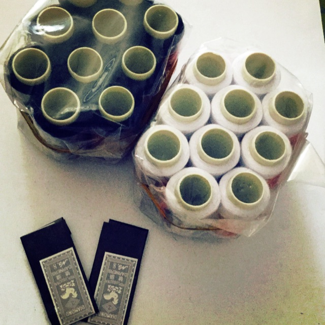bộ 2 cuộn chỉ đen +trắng+10 kim chỉ 7k