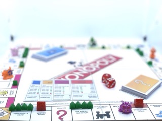Cờ tỷ phú Monopoly đã ép plastic