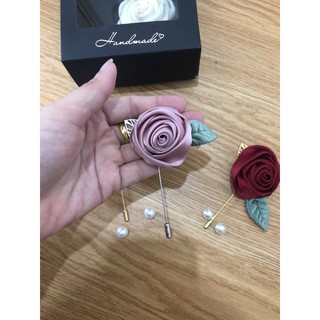 Hoa hồng lụa cuộn cài áo